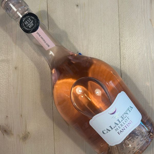 Fles Calalenta Rosé van Fantini – Italiaanse rosé van 100% Merlot uit Abruzzo, met lichtroze kleur en elegante uitstraling.